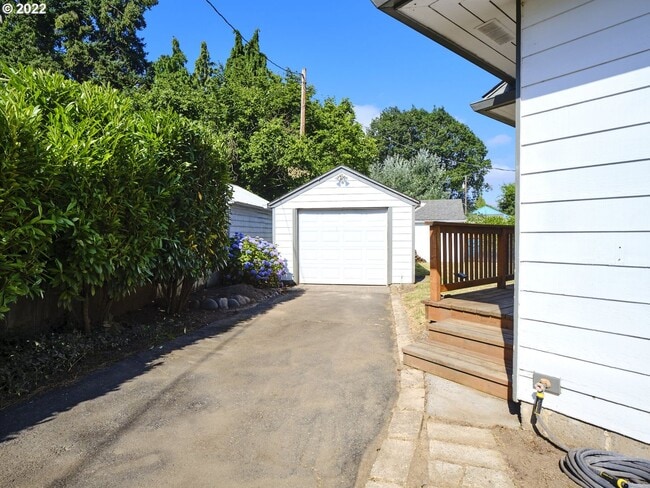 Building Photo - r3008unanderavev