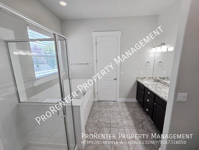 Building Photo - 1308 E Maple Way