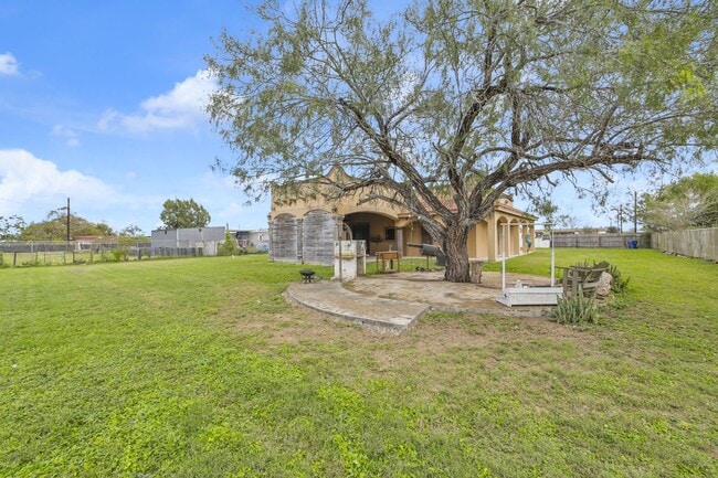 Building Photo - 825 Carpintero St