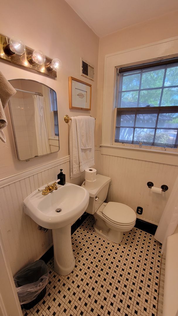 Building Photo - 3 Bed, 2 Bath Furnished Home in Greenville...