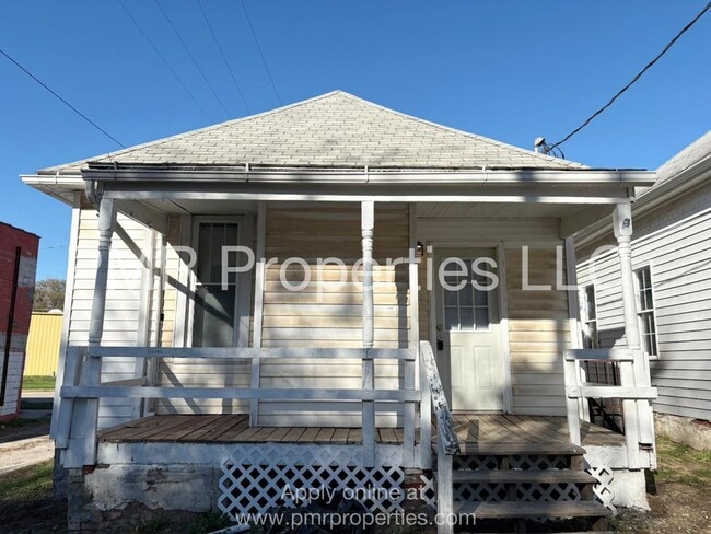 Building Photo - 2 Bedroom/ 1 Bathroom House