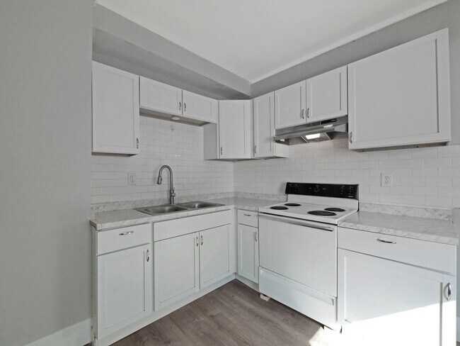 Building Photo - Newly Updated 2 Bedroom Home – Bright, Mod...
