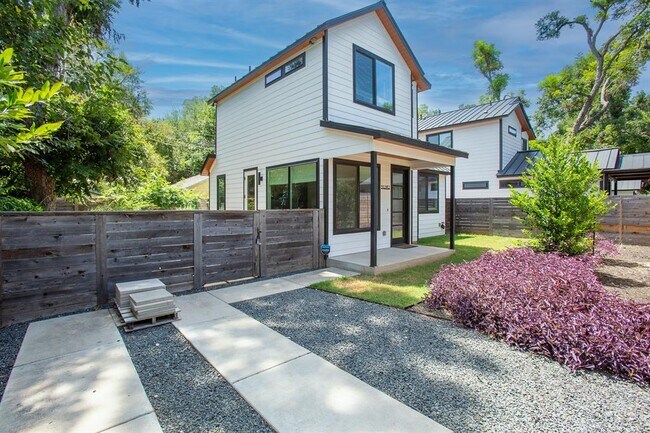 Building Photo - 913 Mansell Ave