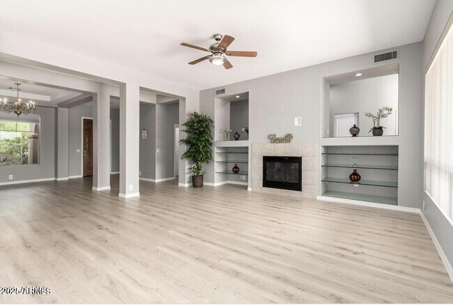 Building Photo - 1515 N Los Alamos Cir