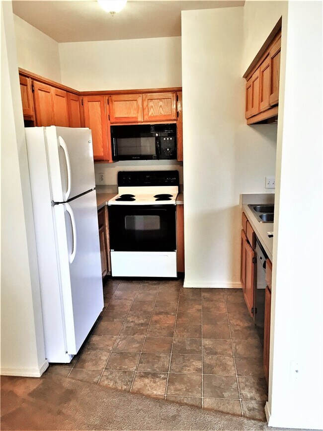 Building Photo - 1774 N Gregg Ave