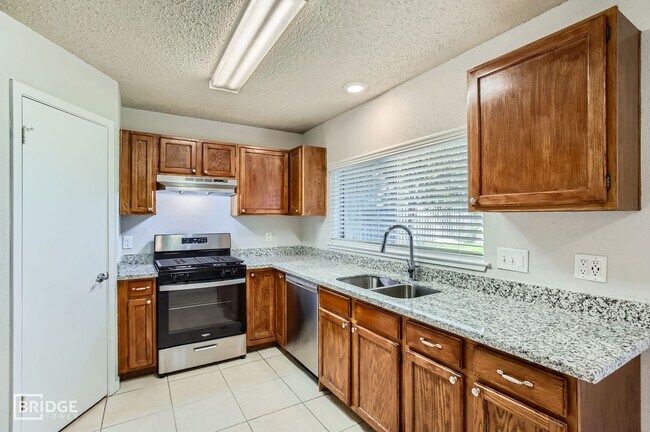 Building Photo - 11910 Yearling Dr