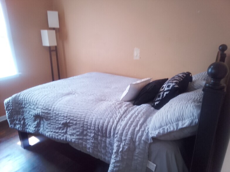 Building Photo - 10208 E 7th St