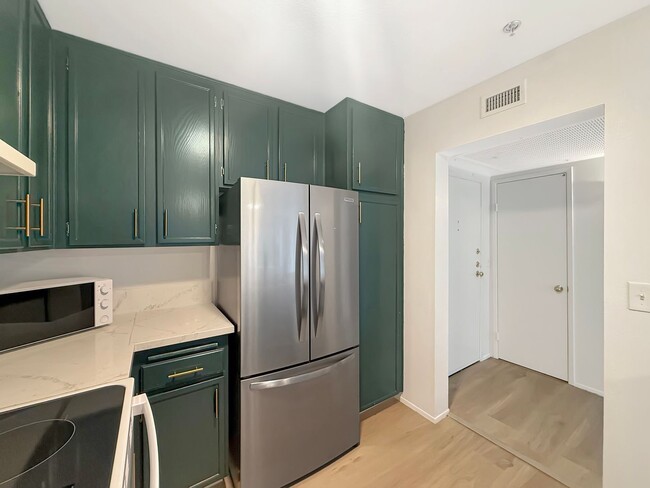 Building Photo - Gorgeous 1B/1BA Condo in Redwood Village f...