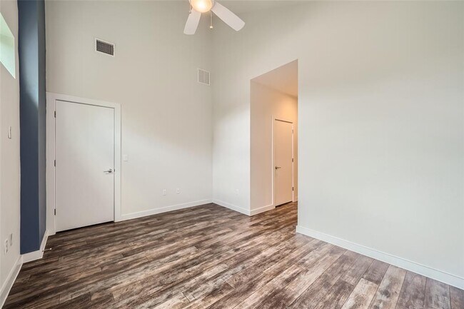 Building Photo - 801 N Bluff Dr