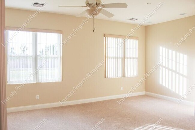 Building Photo - Spacious Custom Home Near Lindsay and McKe...