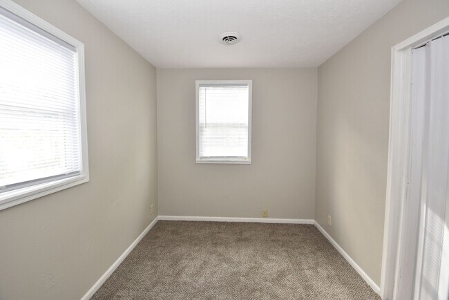 Building Photo - Mishawaka South-side 3 bedroom with a fenc...