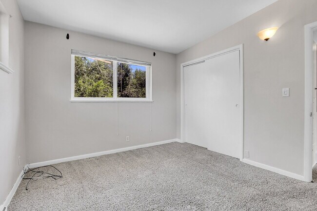 Building Photo - $1,995 - 3 Bed, 1 Bath Duplex Unit in Litt...