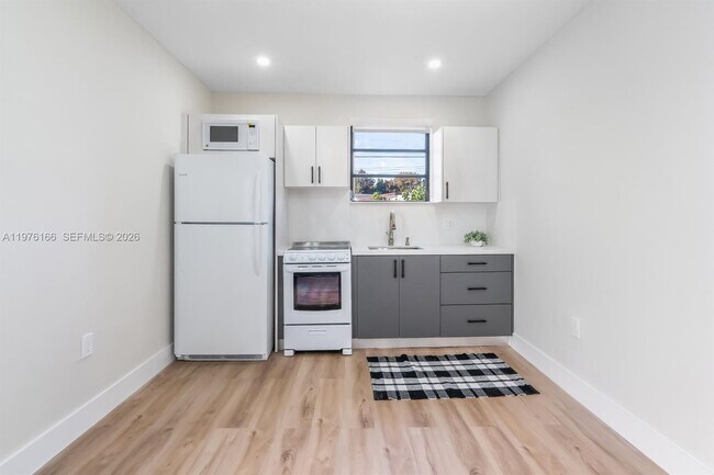 Building Photo - 8421 SW 27th Terrace