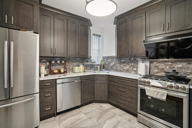 Building Photo - 6101 Highland Pl