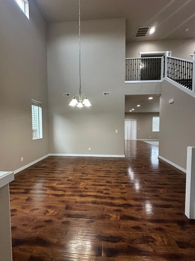 Building Photo - Listed For Rent