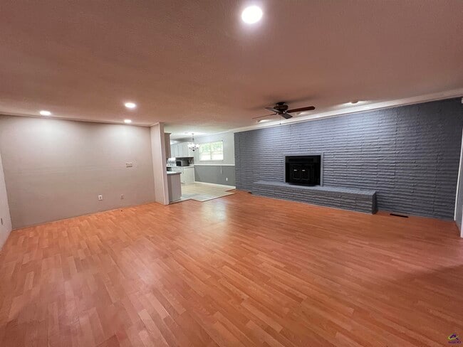 Building Photo - 304 Lakeshore Dr