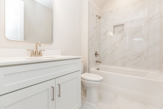 Building Photo - Beautiful 3BR 2.5BA Townhome w/ Full Appliance Kitchen • Garage Parking • Ultra-Modern