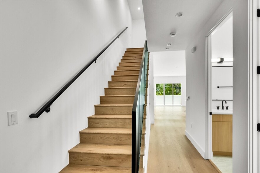 Building Photo - 5024 Cahuenga Blvd