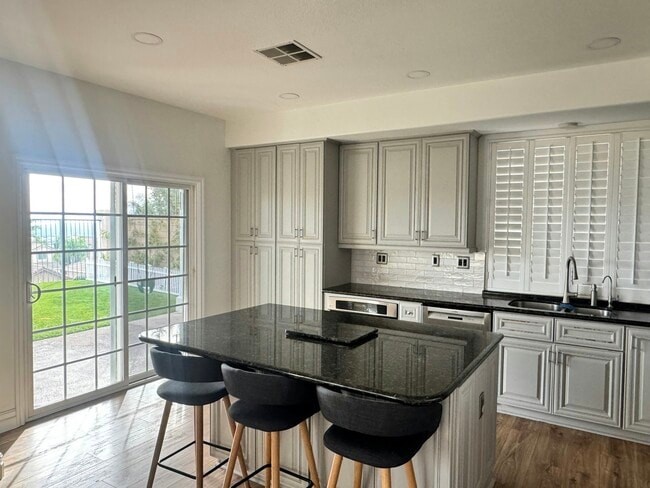 Building Photo - 4 Pastora