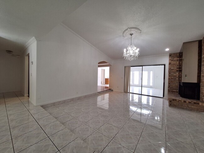 Building Photo - Spacious 4-Bed, 3-Bath Belle Isle Home wit...