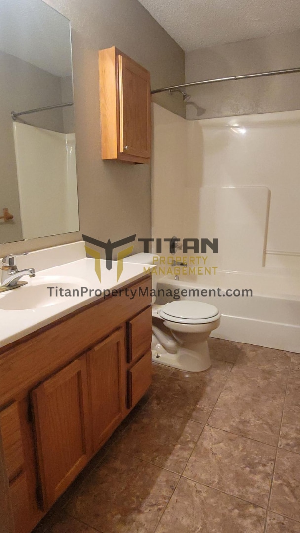 Building Photo - 3 bed/ 2 bath home by Benton River Center