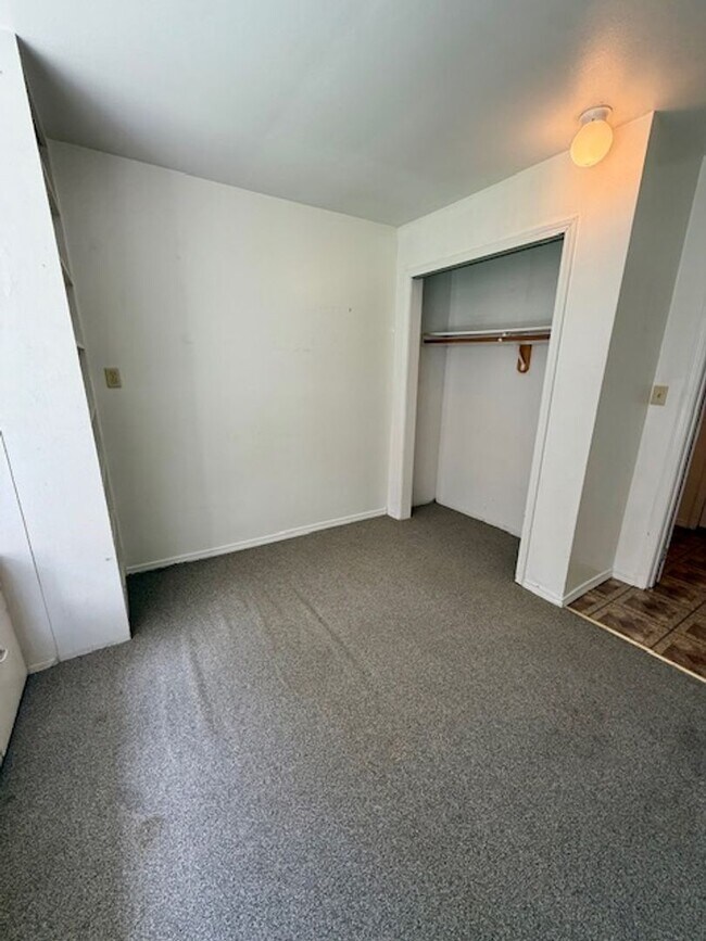 Building Photo - 3 Bedroom, 1 Bath Apartment for Rent - Clo...