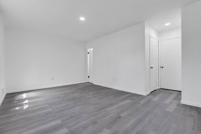 Building Photo - 2556 Woodland Rd