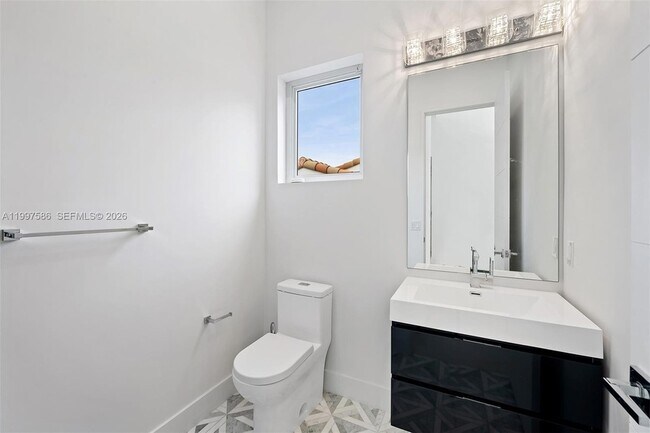 Building Photo - 1615 NE 3rd Ct