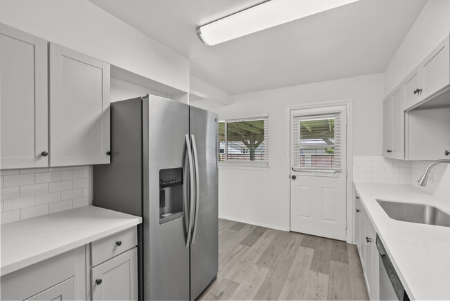 Building Photo - 809 W Ave J 10