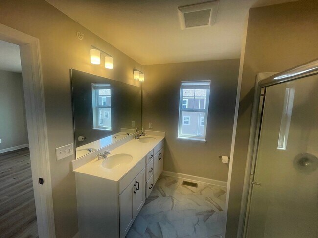 Building Photo - 873 Roselyn Dr