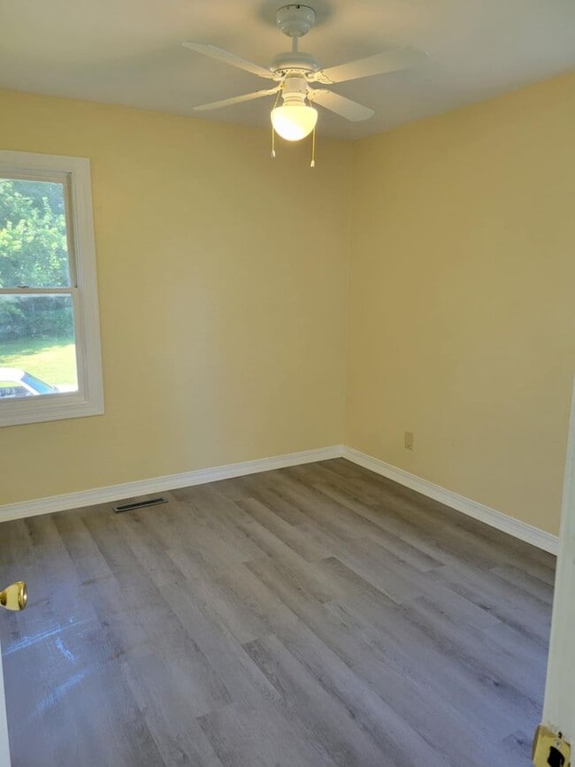 Building Photo - 4 bedroom 2 bathroom house with a basement...