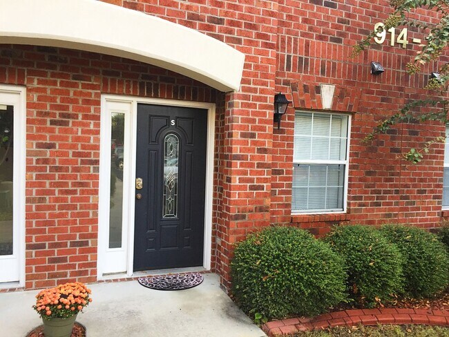 Building Photo - Walk to Beach! Unfurnished, 2 Bedroom, 2.5...