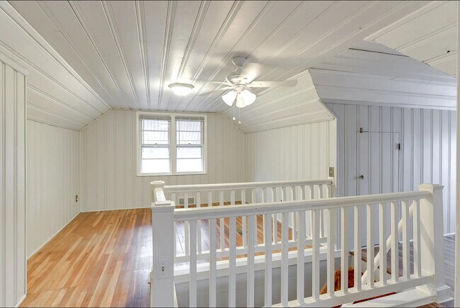 Building Photo - Maple Street