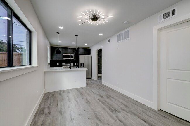 Building Photo - 2403 Cleburne St