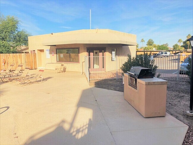 Building Photo - Quaint condo located in the heart of Glendale