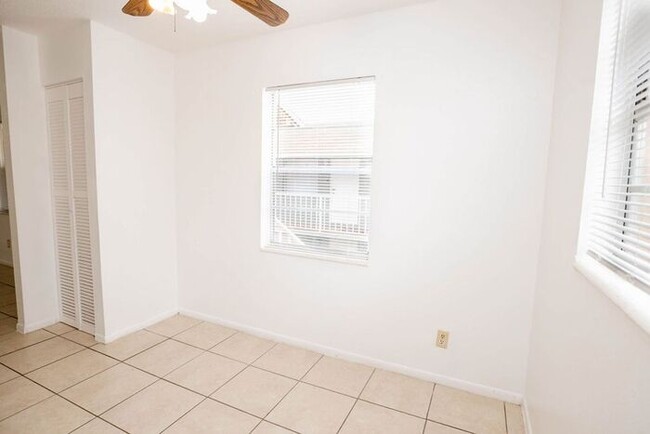 Building Photo - Beautiiful Palm Gardens 2 bedroom, 1 bath ...