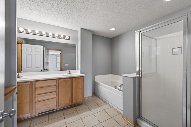 Building Photo - The Lakes Townhome