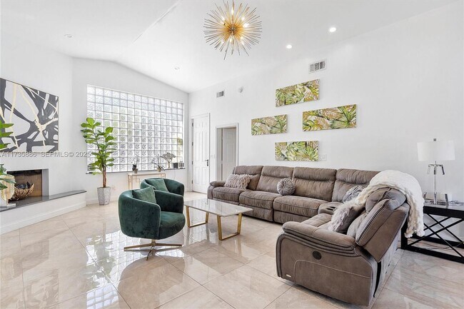 Building Photo - 2541 NE 195th St