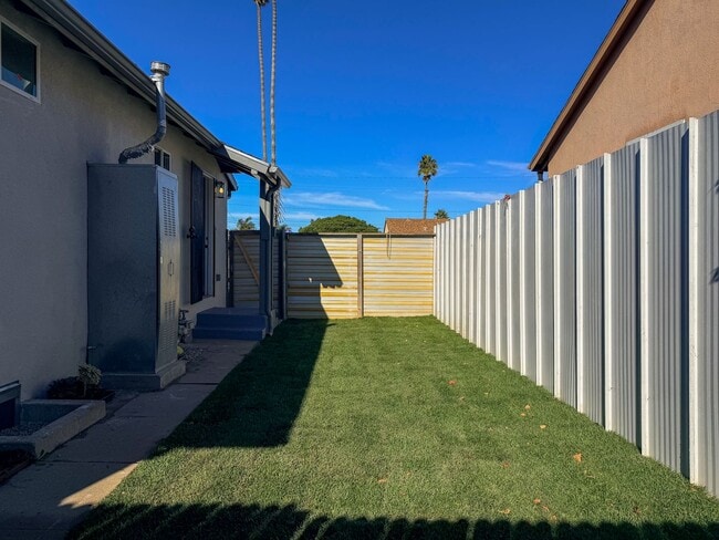 Building Photo - 502-504 E Hemlock- LT