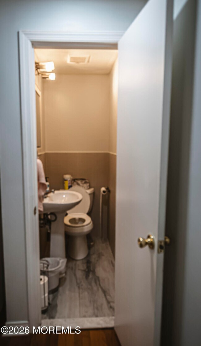 Building Photo - 295 Roosevelt Ave