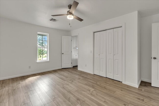Building Photo - 9710 N Oak Cliff Dr
