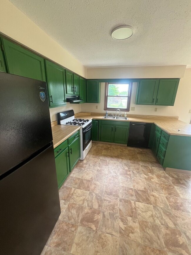 Building Photo - Southeast Erie 3 Bed with 2 Car Garage