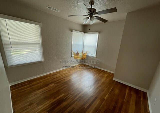 Building Photo - 950 Windsor Dr