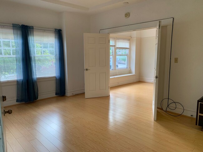 Building Photo - Cute 1 bedroom unit with lots of light in ...