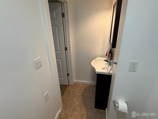 Building Photo - 69 W Somerset St