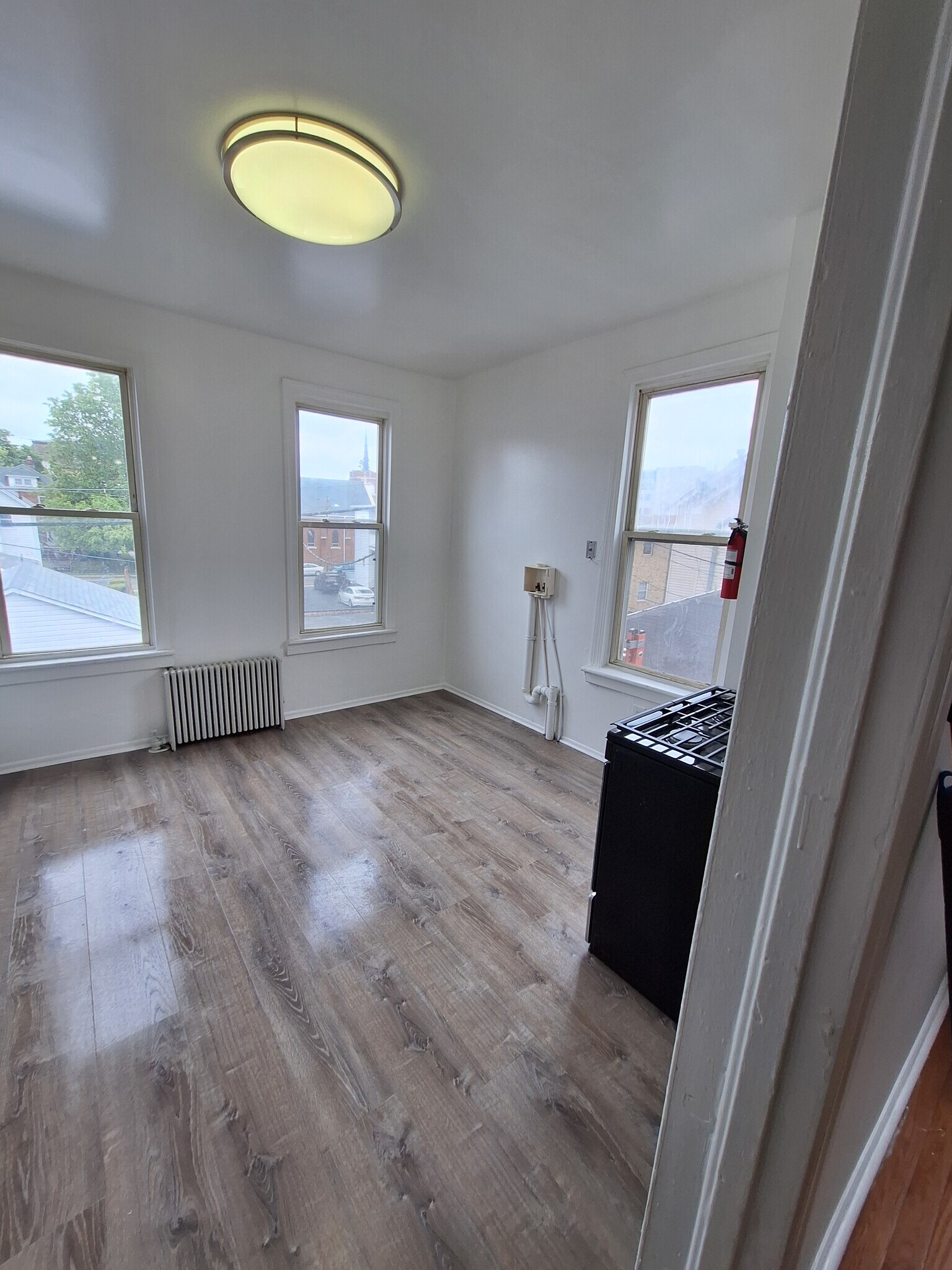 Building Photo - 98 Main St