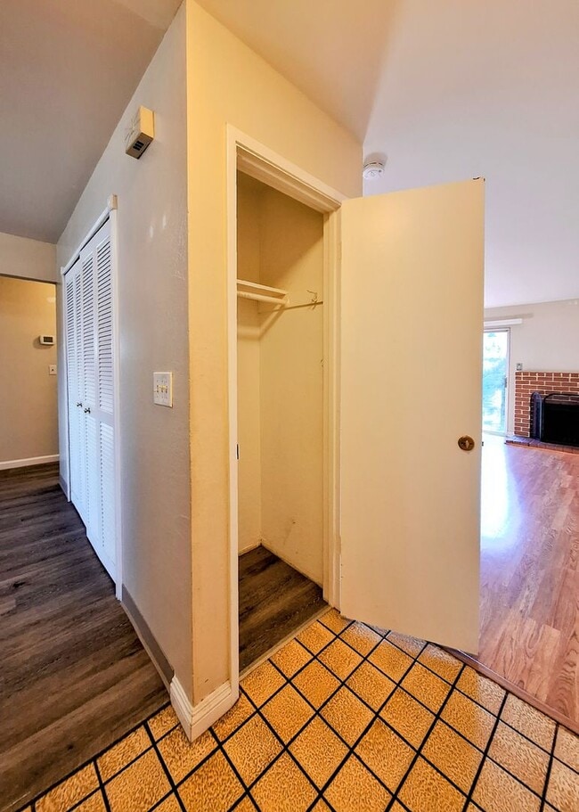 Building Photo - Charming 2bd Duplex With Private Yard & Garage