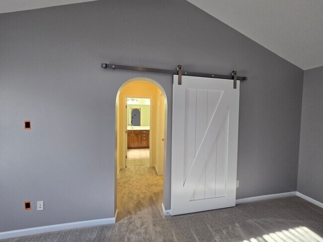 Building Photo - Bright & Beautiful Carriage House with Flexible 4-Bedroom Layout!