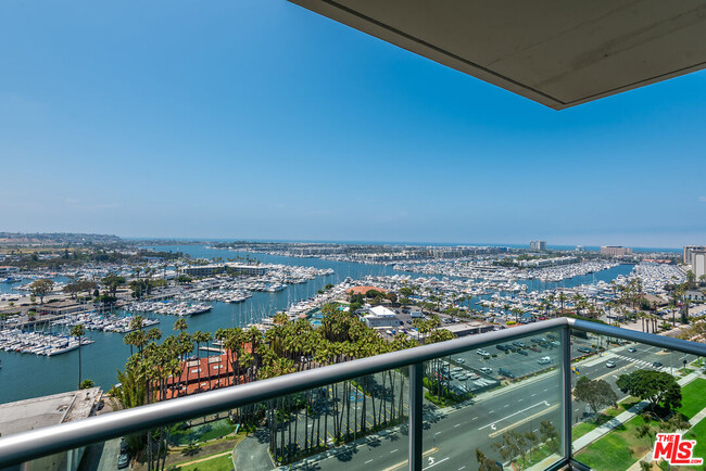 Building Photo - 13600 Marina Pointe Dr