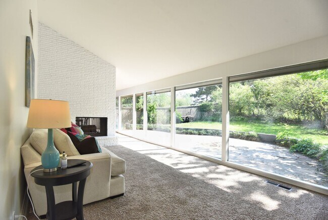 Building Photo - Mid Century Modern home in the Patrick Hen...